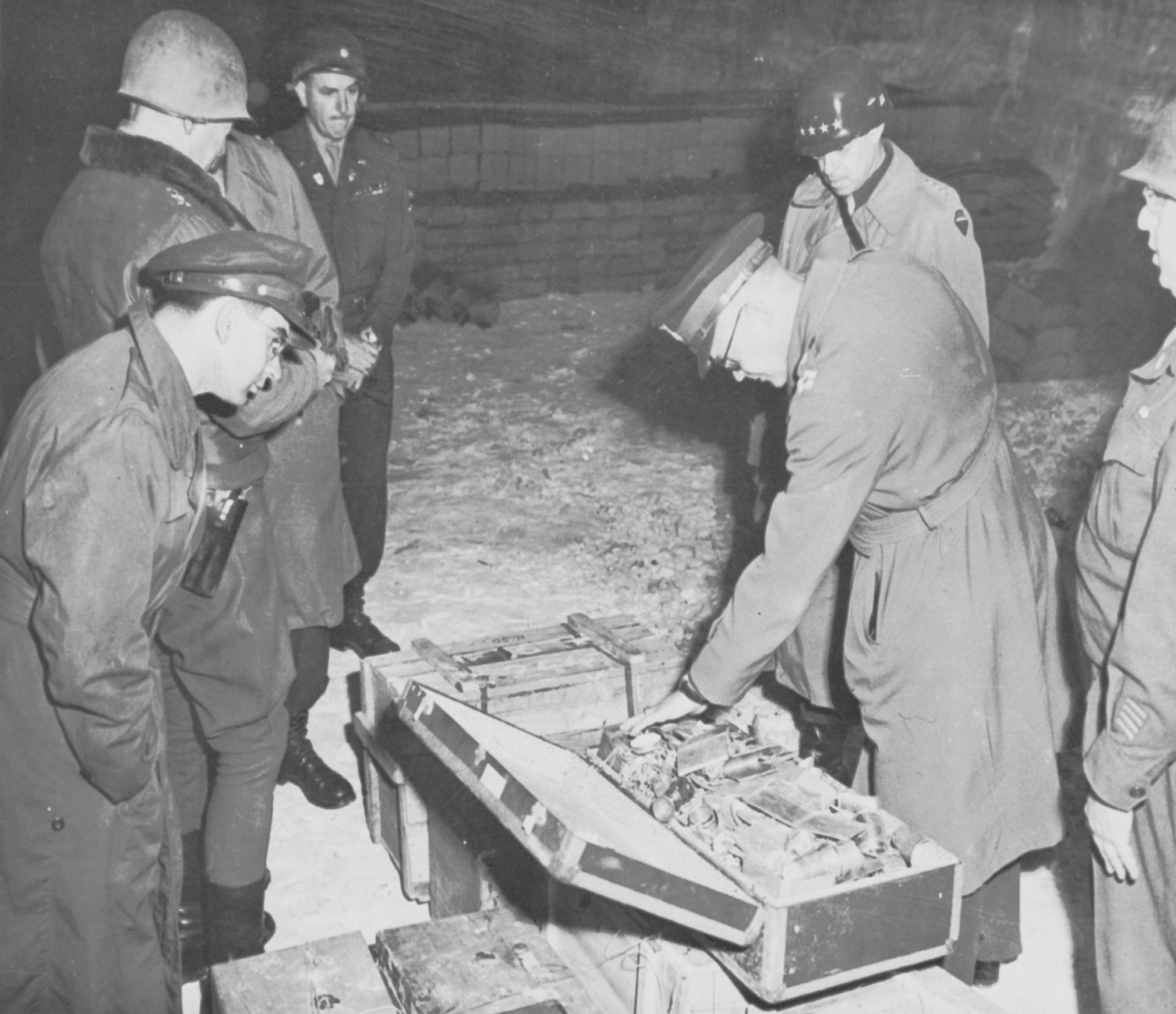 Eisenhower, opperbevelhebber van SHAEF, bekijkt een kist met geroof zilver tijdens een bezoek aan de Merkers mijn